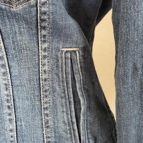 Women’s Levi Jeans Denim Trucker Jacket Sz M with Cat Patch on Back EXCELLENT! - Picture 6 of 10